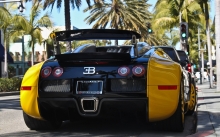 Bugatti Veyron у обочины